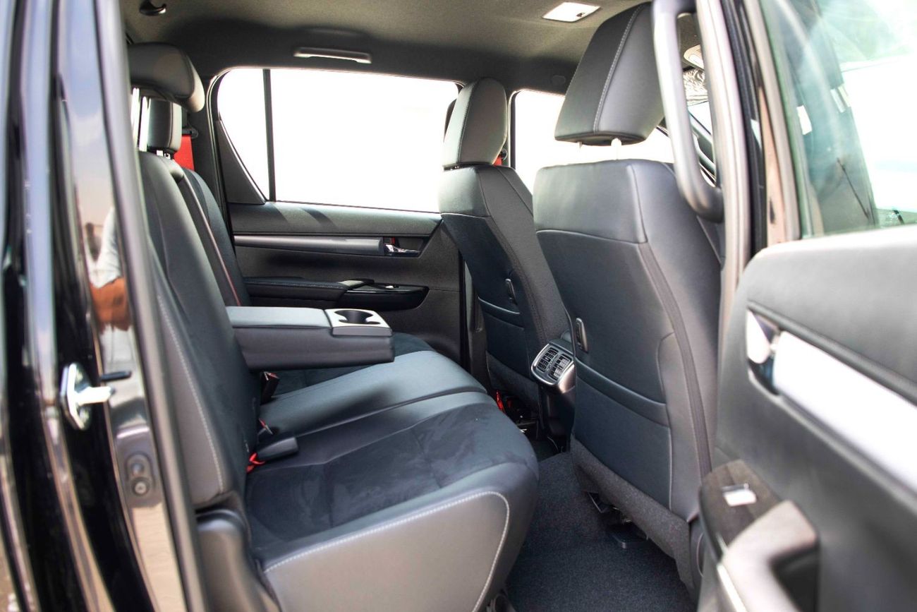 تويوتا هيلوكس تويوتا هايلكس 4.0 GR-Sport 2023 - أسود اتيتيود من الداخل أسود