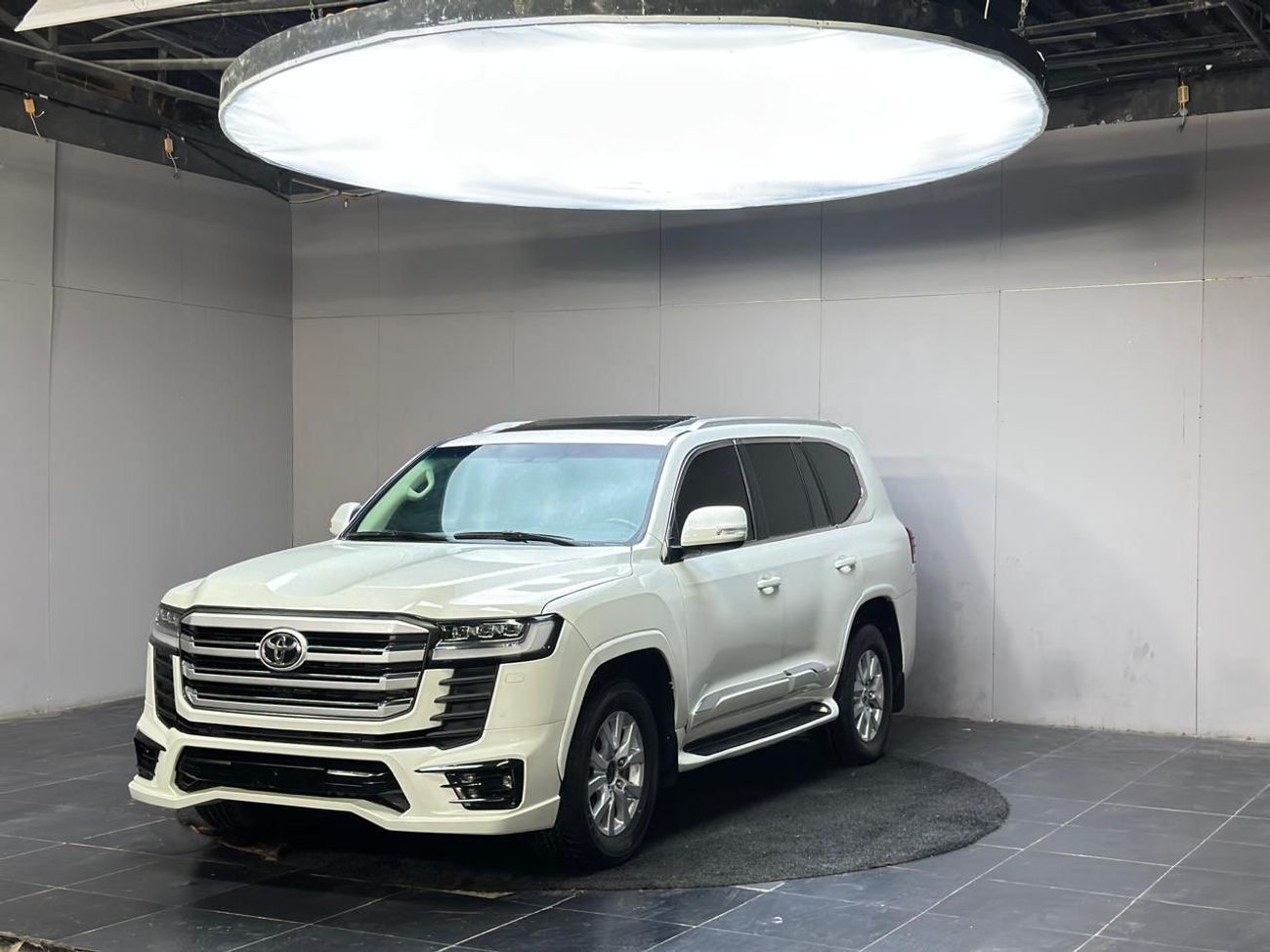 Toyota Land Cruiser VXR 5.7L 4WD