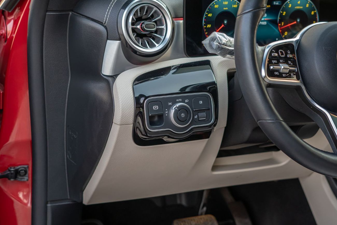 Mercedes-Benz CLA 250 Std 2.0L (221 HP)