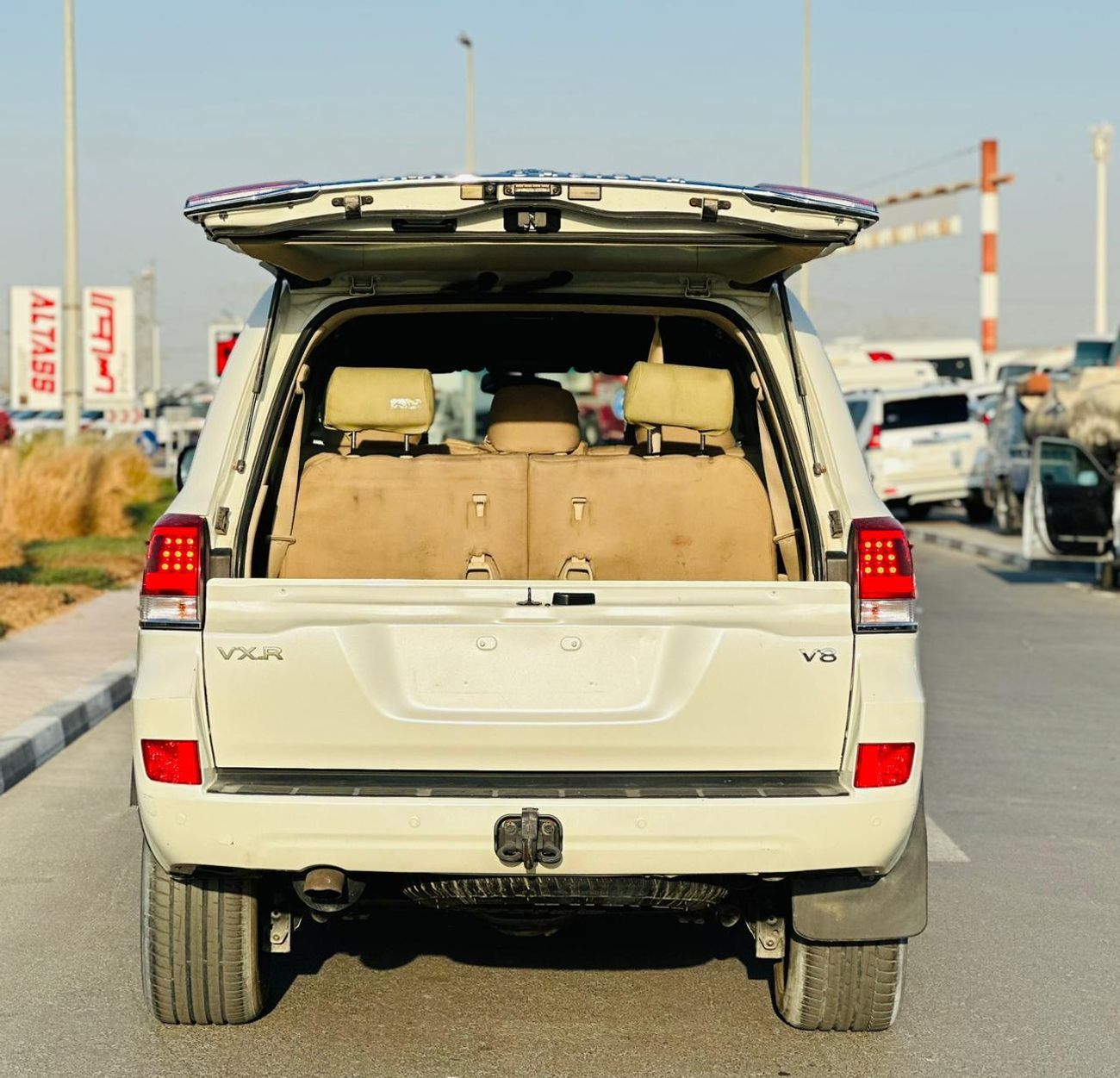 Toyota Land Cruiser VXR+ 5.7L