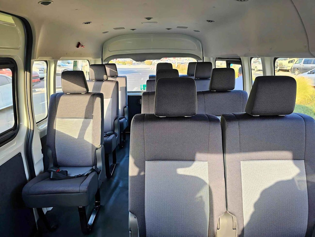 Toyota Hiace / 2.8L M/T / PASSENGER, HIGHROOF, DIESEL, DX, BLACK BUMPER / Code#68059