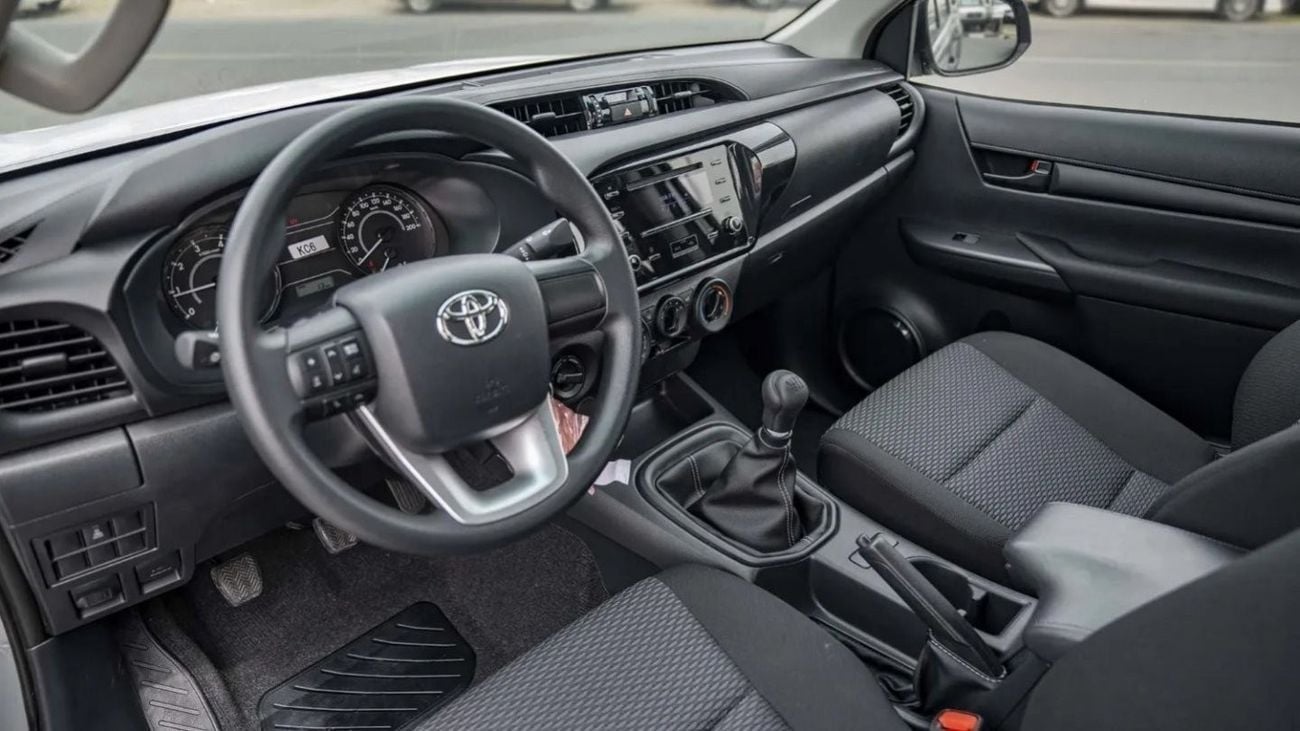 Toyota Hilux Toyota hilux 2.4L diesel mid option MY24