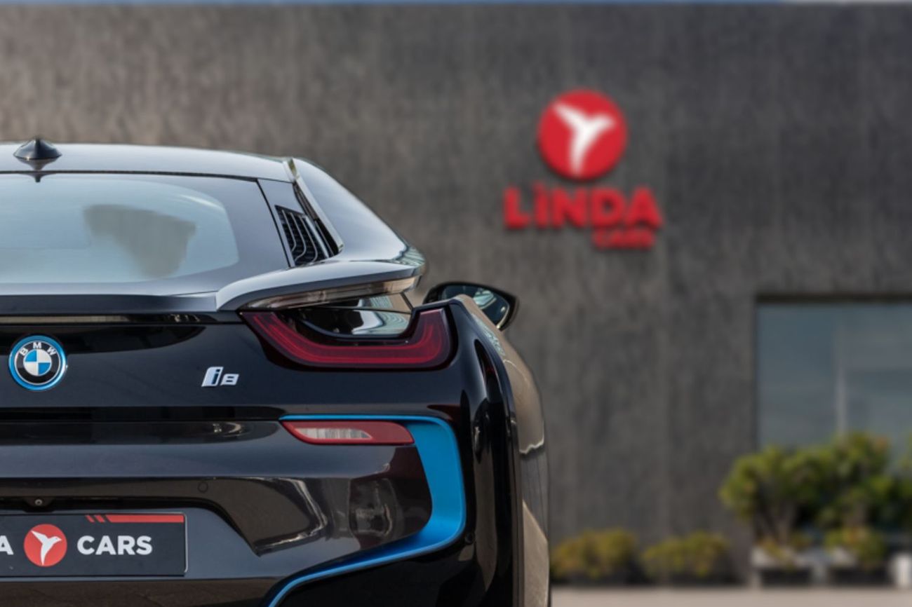BMW i8 STD (1.5L · 3 Cyl · Automatic · Hybrid · Coupe · All Wheel Drive · 4 Seats · 2 Door) BMW i8 eDrive 2016 GCC