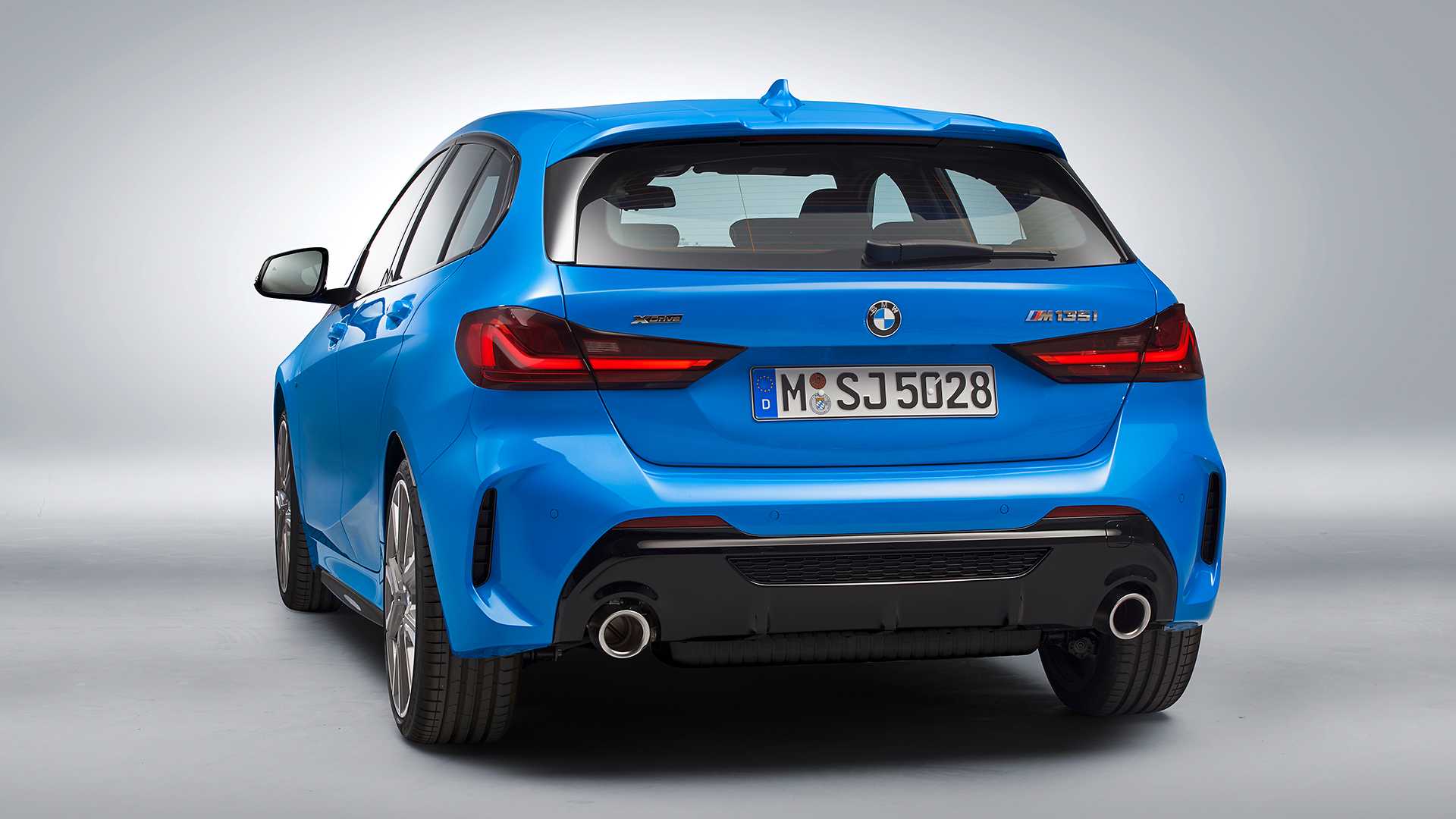 BMW 118i exterior - Rear Right Angled
