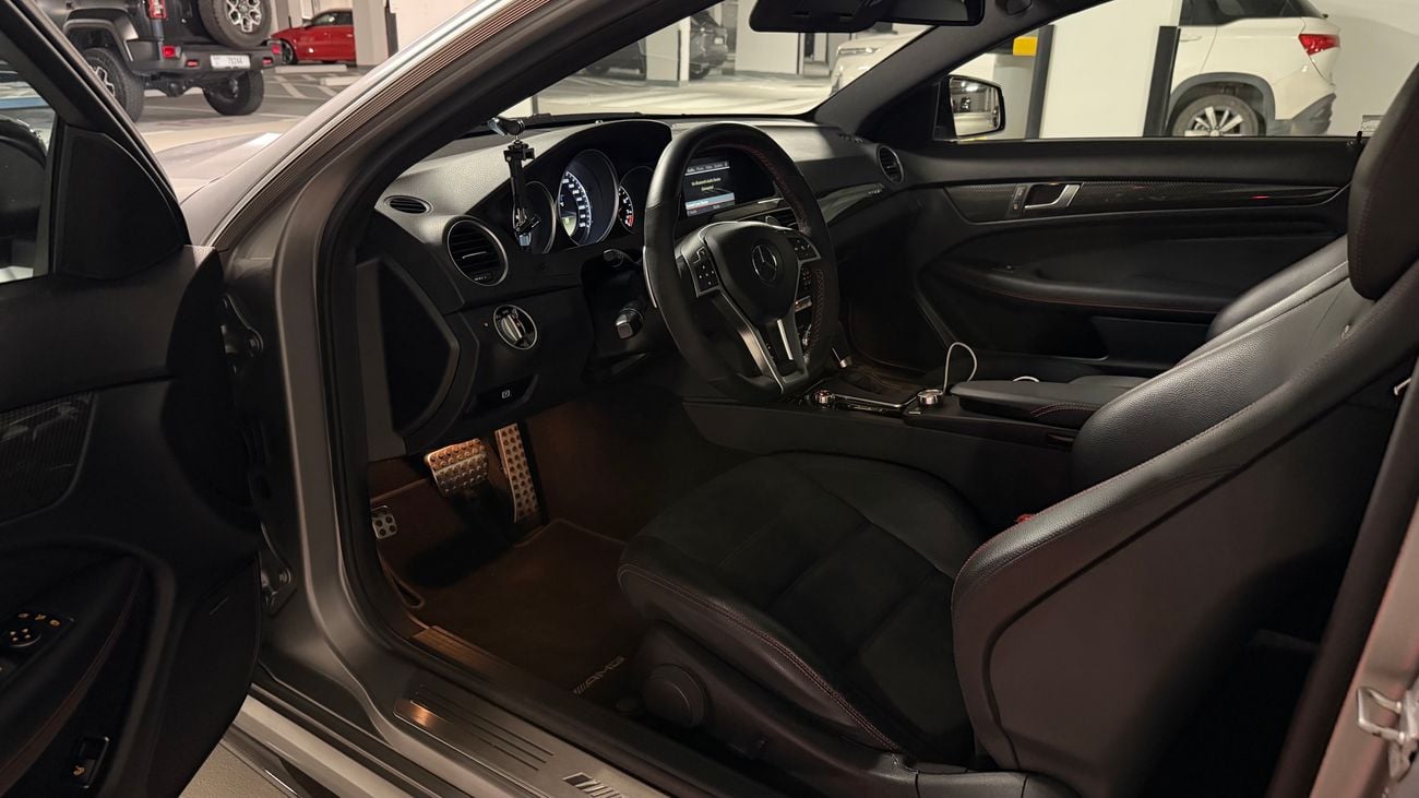 مرسيدس بنز C 63 AMG Black Series 6.2 517ps