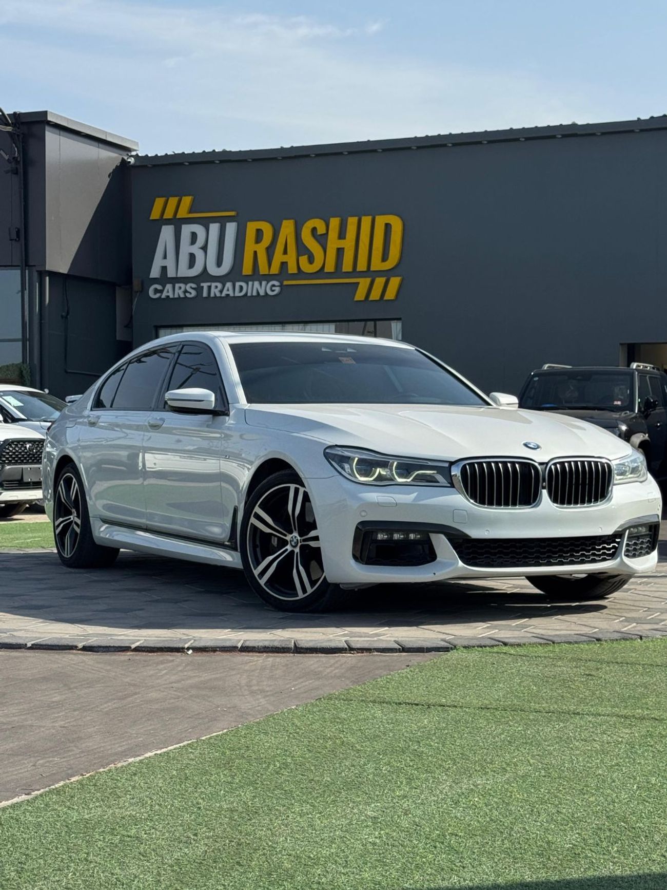 بي أم دبليو 750Li Luxury 4.4L (443 HP)