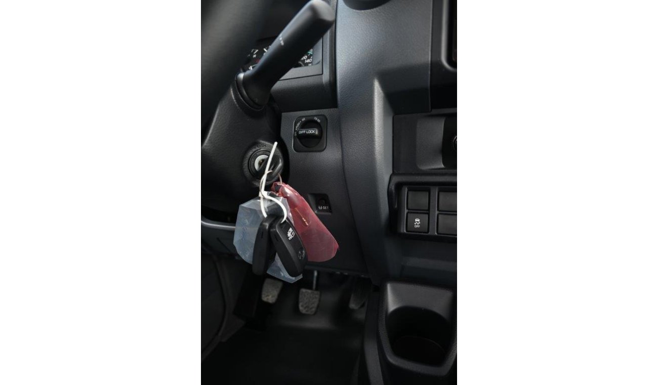 تويوتا لاند كروزر بيك آب Double Cab V8 4.5L 4WD Manual Transmission