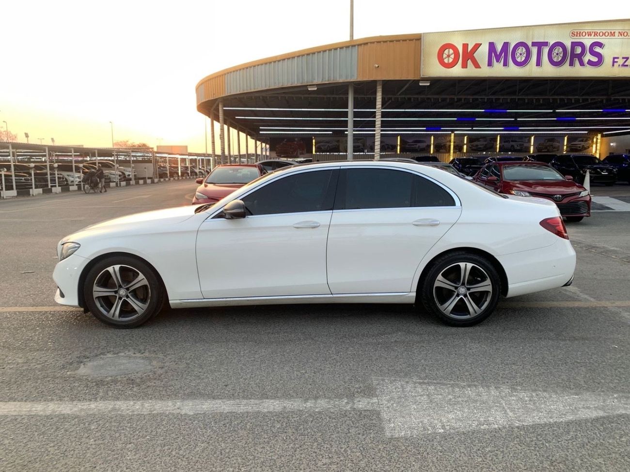 مرسيدس بنز E300 Mercedes-Benz E300 4Matic panorama V4 2.0L Model 2017 Price:90.000AED  Mileage:140.000 Km  Specifica