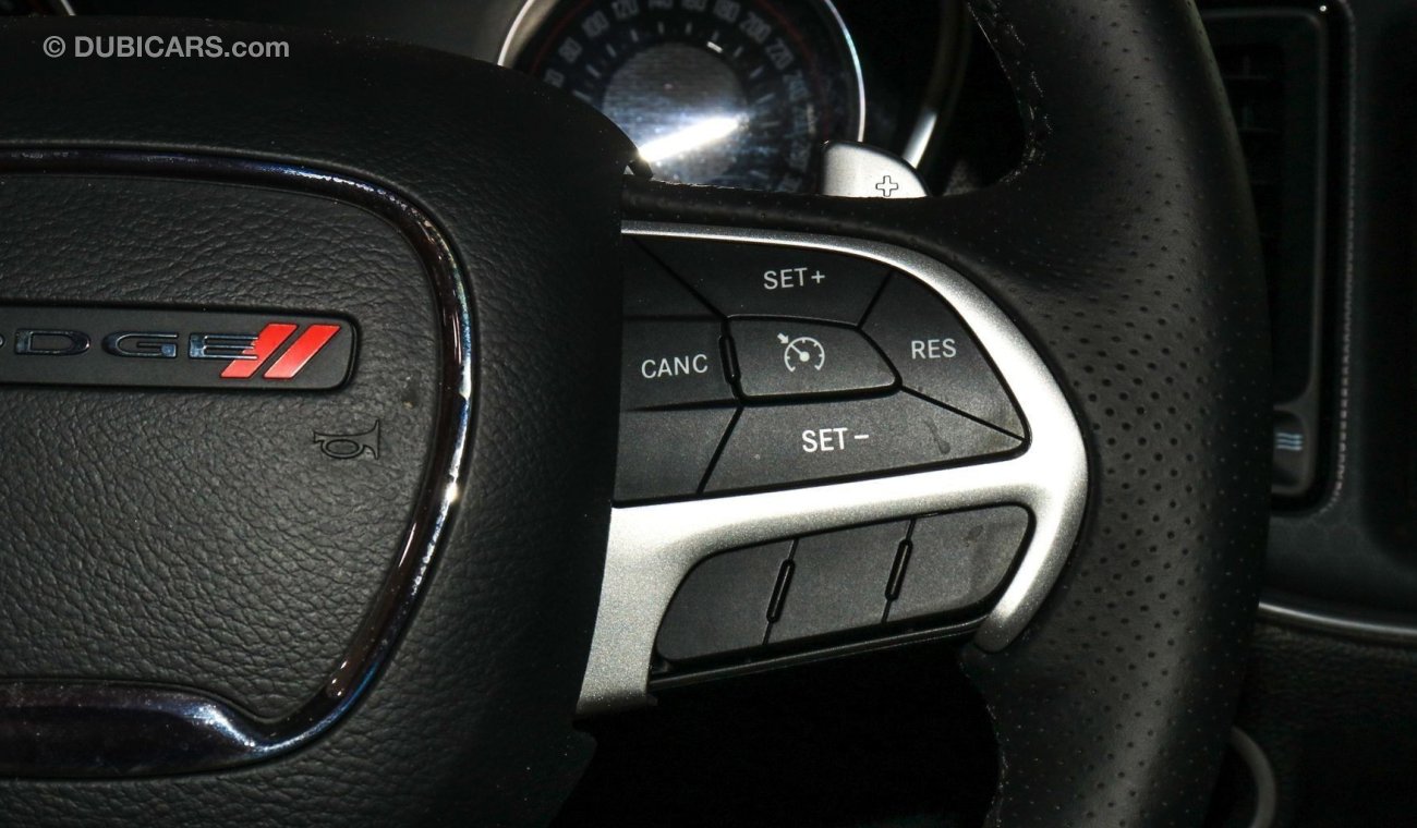 Dodge Challenger 6.4 L HEMI