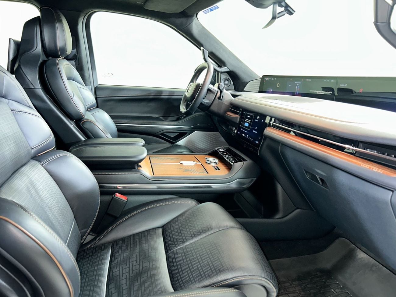 Lincoln Navigator PRESIDENTIAL N1925 / FREE INSURANCE + REGISTRATION / AL TAYER MOTORS AL QOUZ SHOWROOM