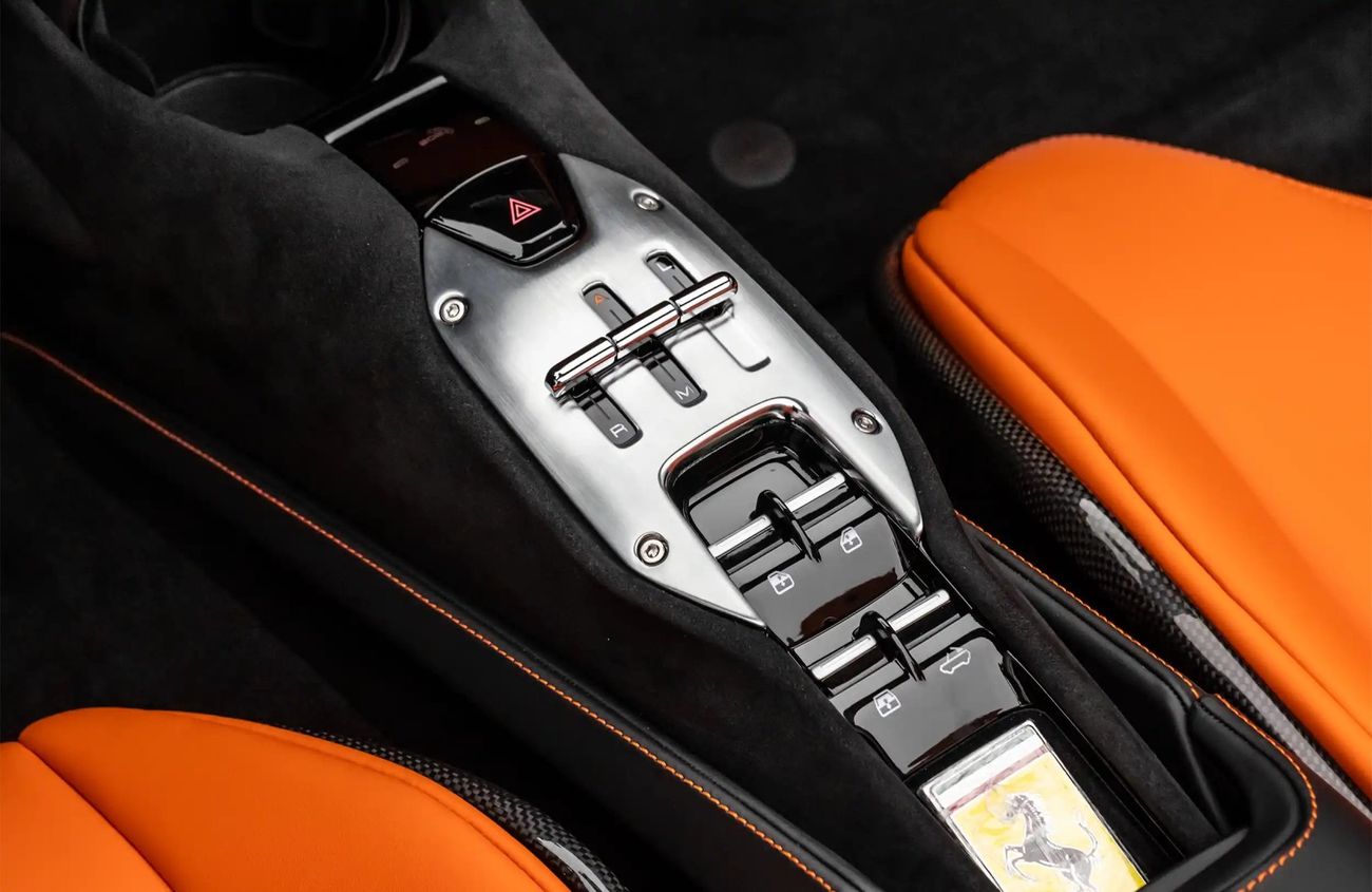 فيراري SF90 سبيدر 4.0L V8 Twin-Turbocharged Engine + eMotor