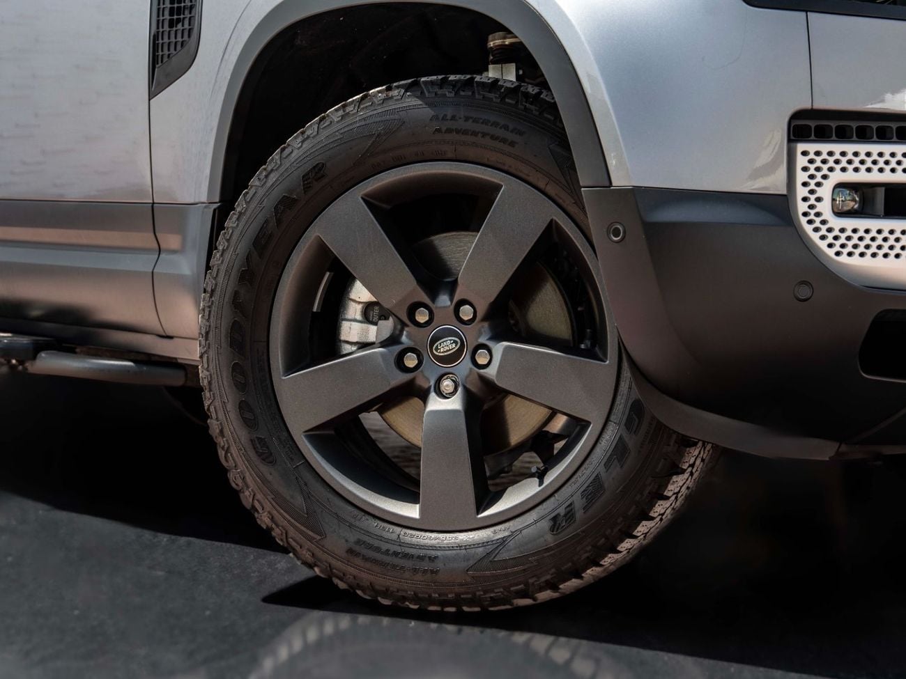 Land Rover Defender P300 110 SE 2.0L (5 Seater)