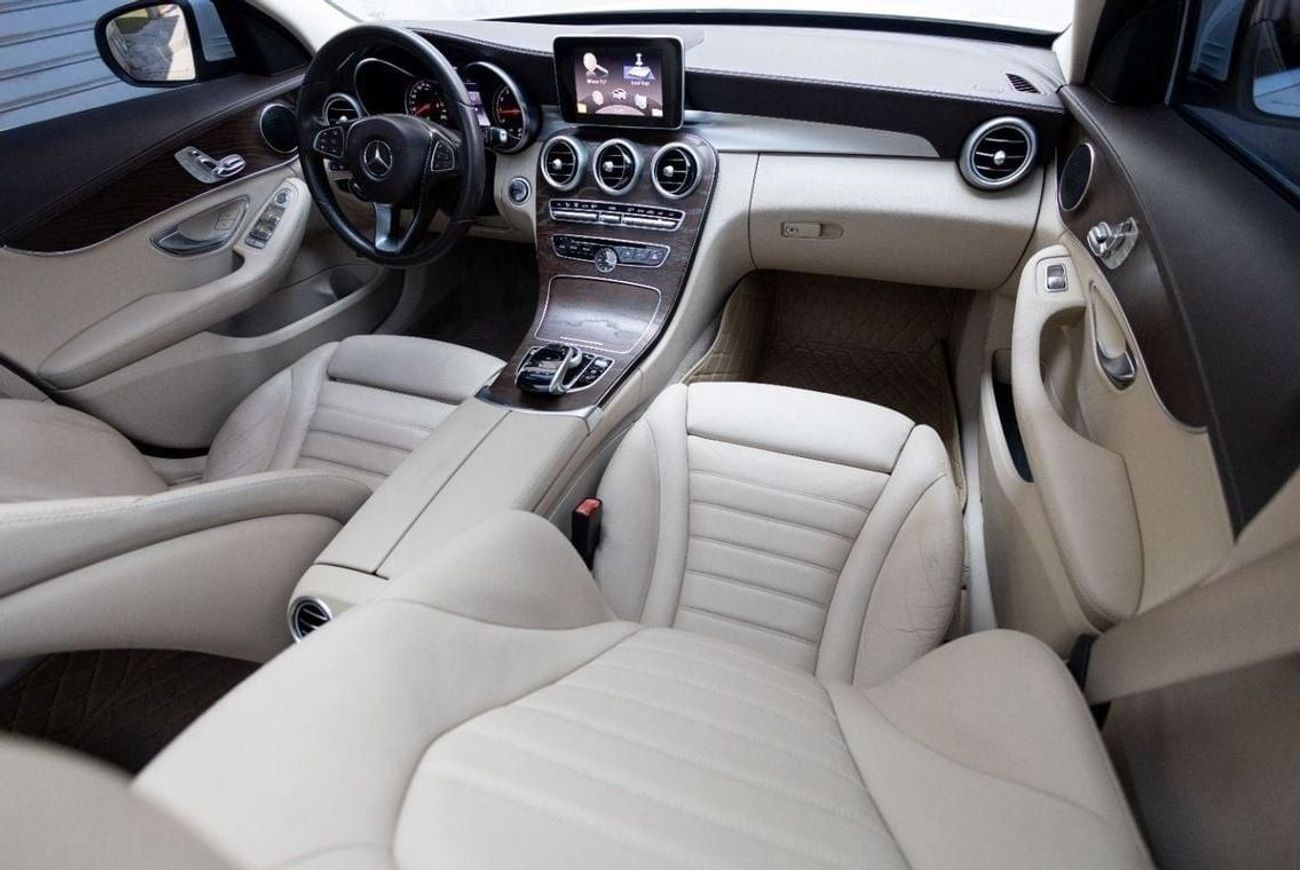 Mercedes-Benz C 200 Mercedes-Benz C200 AMG Pack 2017 GCC under Warranty with Flexible Down-Payment.