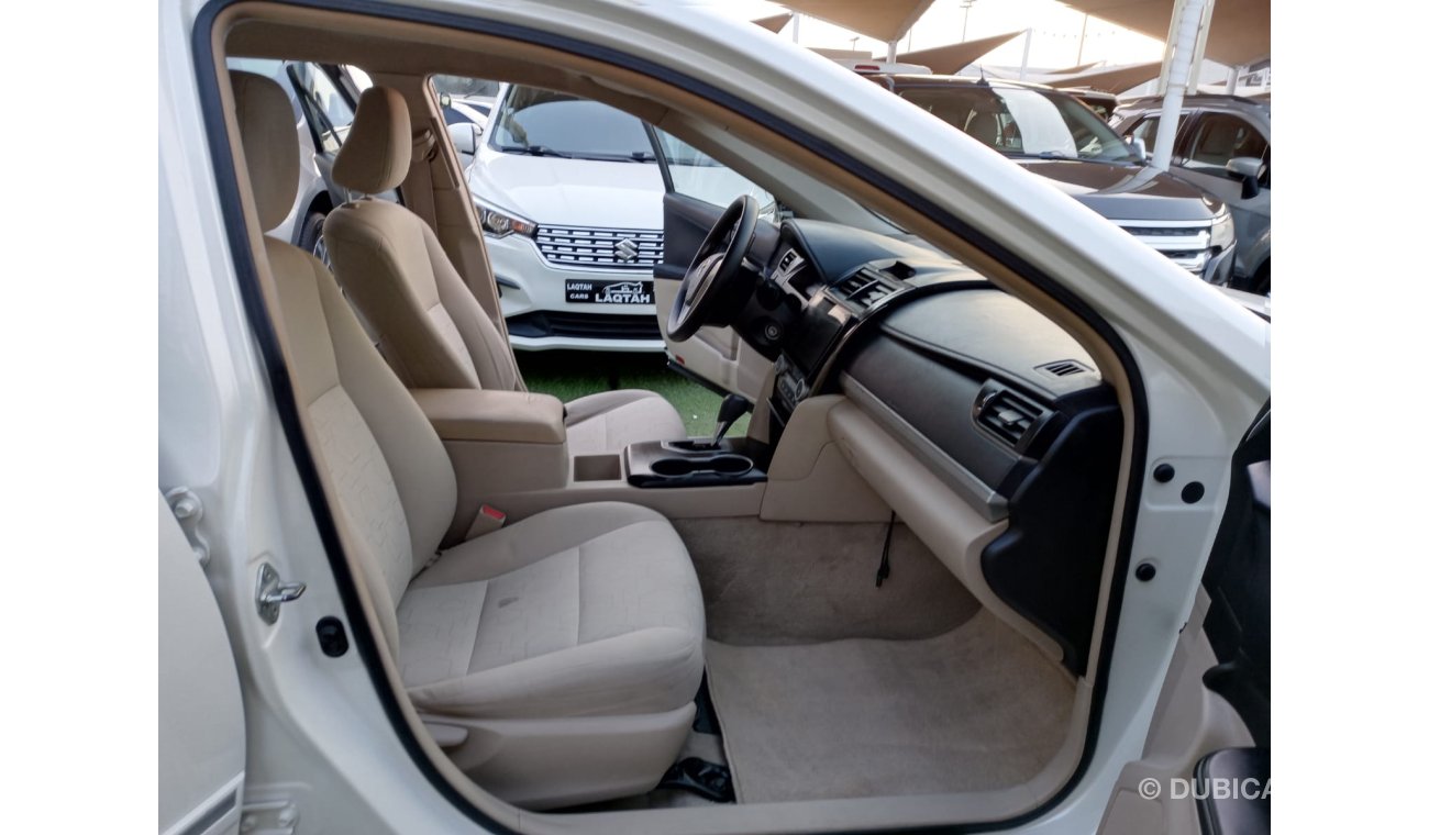 Toyota Camry 2012 GCC model, white color, beige interior, without accidents, rear camera control, Android screen,