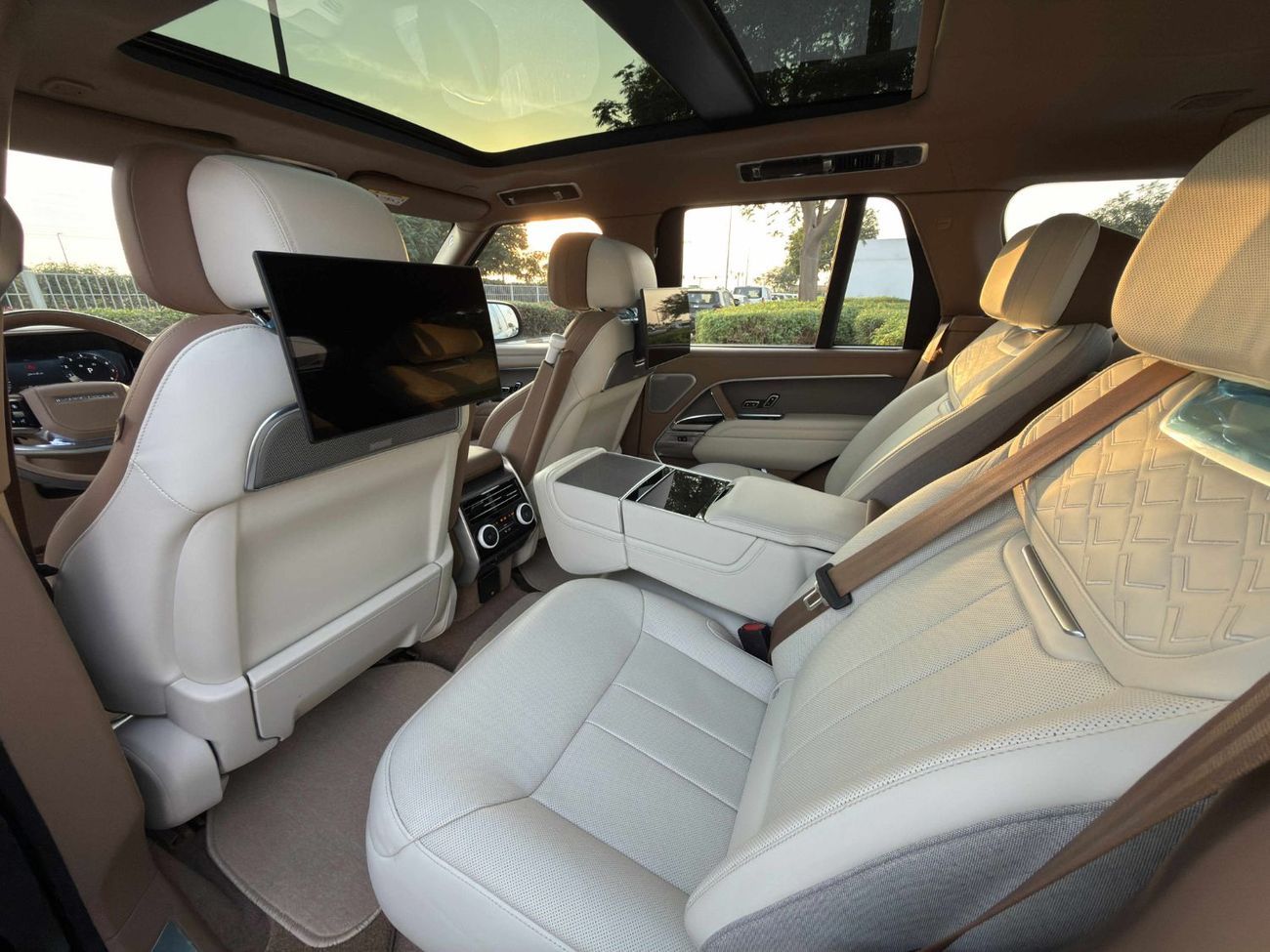 Land Rover Range Rover LWB SV P615 4.4L **2025**GCC SPEC UNDER WARRANTY