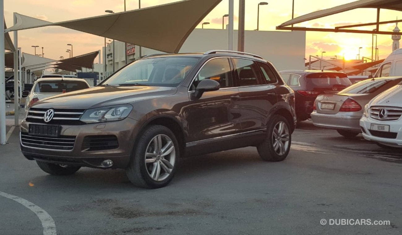Volkswagen Touareg Volex wagan Touarag model 2011 GCC car full option panoramic roof leather seats back camera full ele