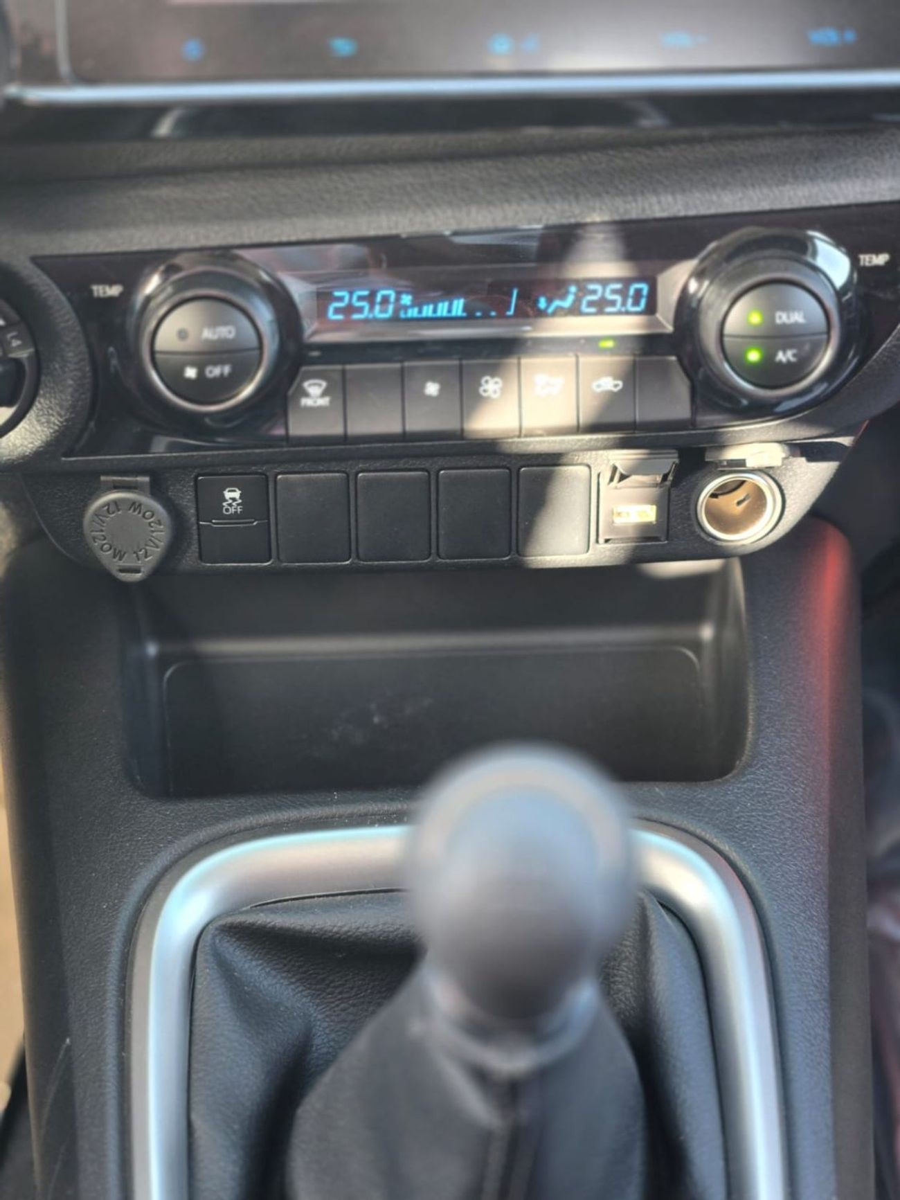 Toyota Hilux 2.7L PETROL M/T DOUBLE CABIN FULL OPTION PICKUP WITHOUT PUSH START