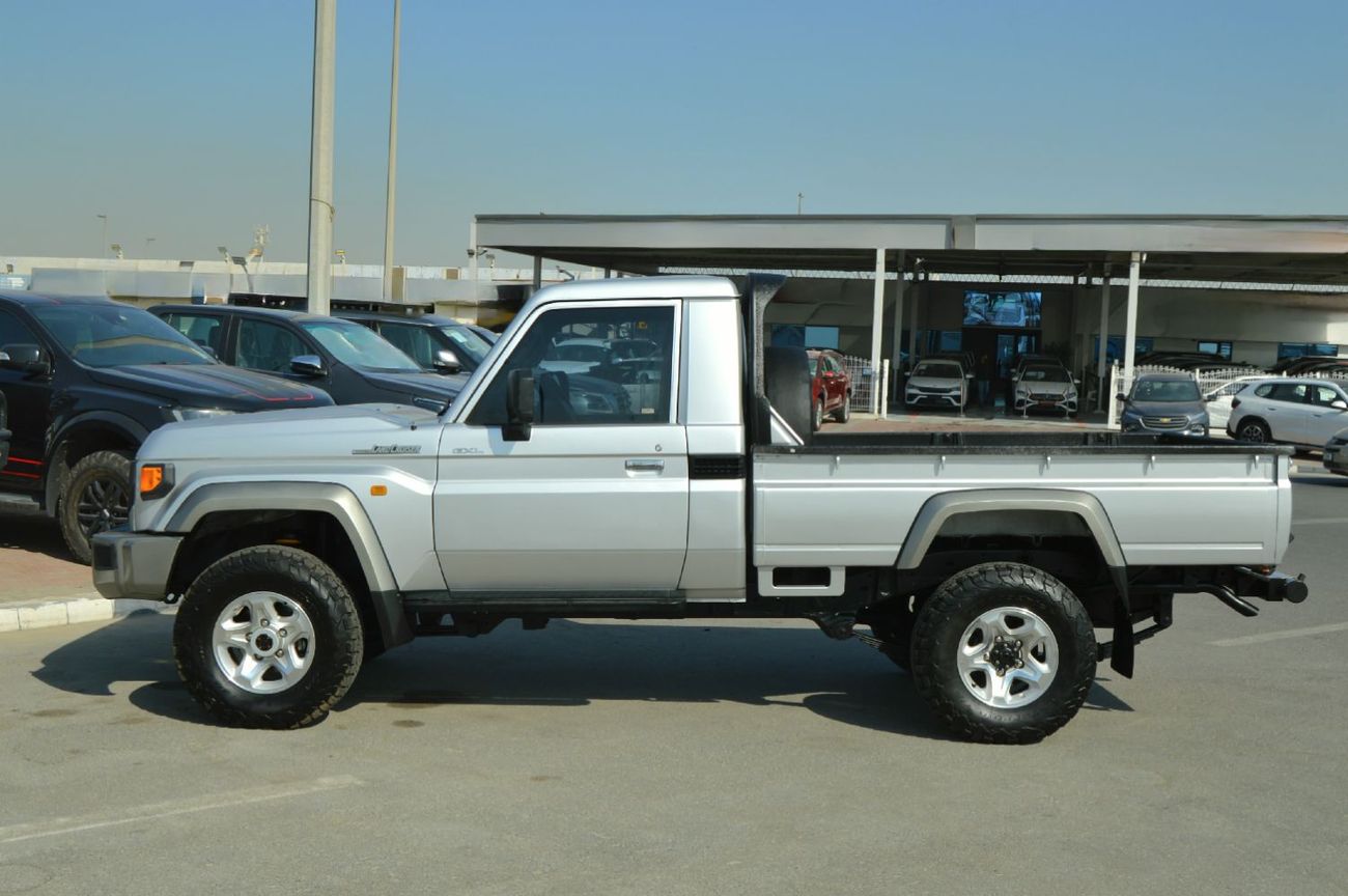 تويوتا لاند كروزر بيك آب ingle cabin 4.5L, perfect inside and outside