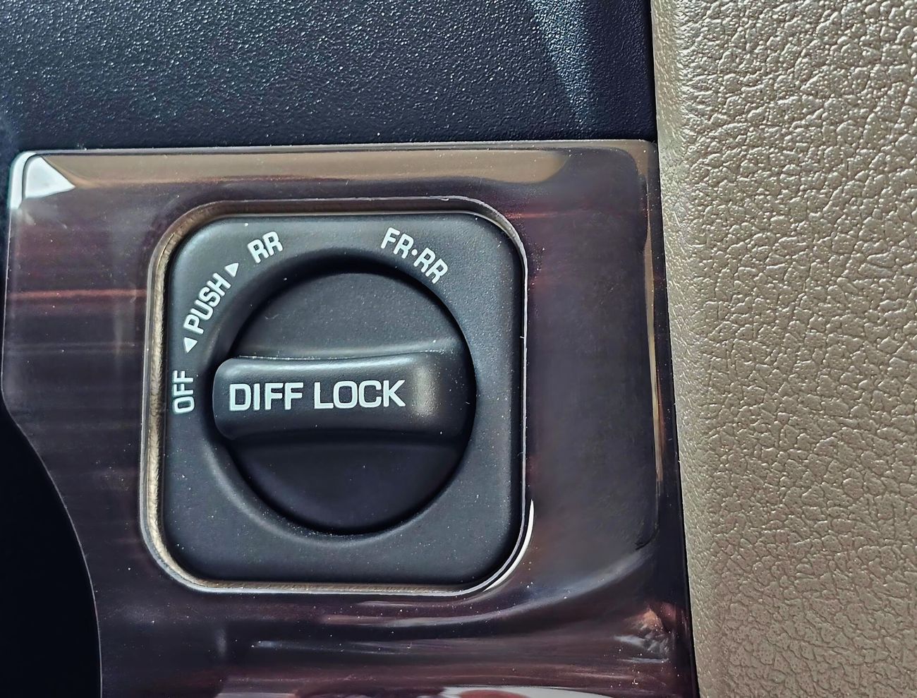 Toyota Land Cruiser 70 4.0L PETROL / AT / DIFF LOCK/ WINCH SNORKEL / FULL OPTION (CODE # 68001)