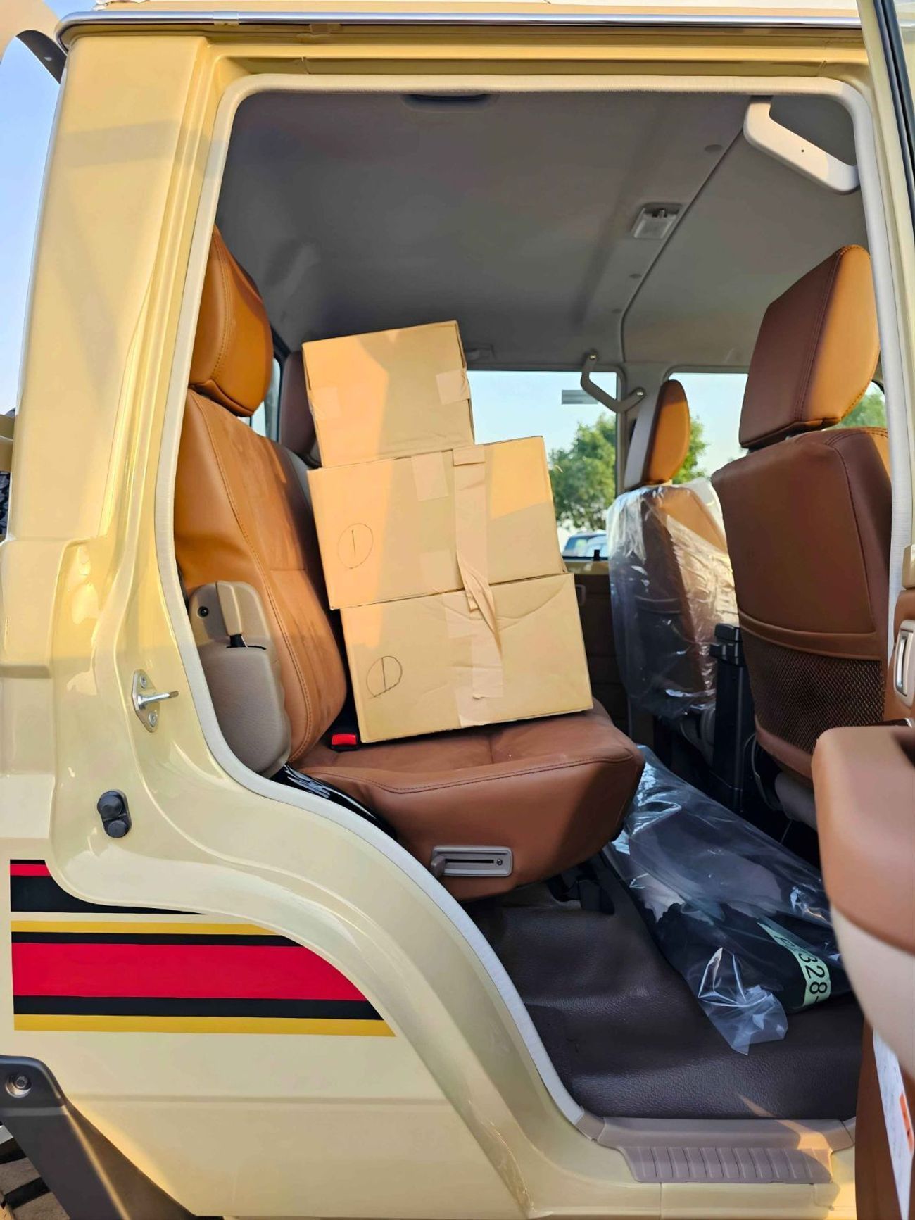 Toyota Land Cruiser Pick Up  DOUBLE CABIN / 2.8L V4 DIESEL A/T / DVD CAMERA / WINCH , SNORKEL / DIFF LOCK (CODE # LC