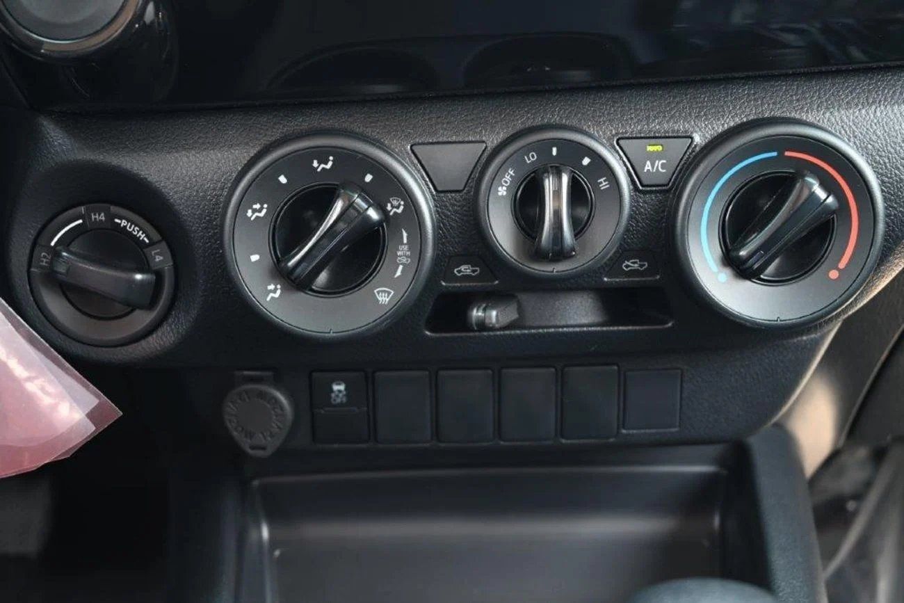 Toyota Hilux DLX 2.4L