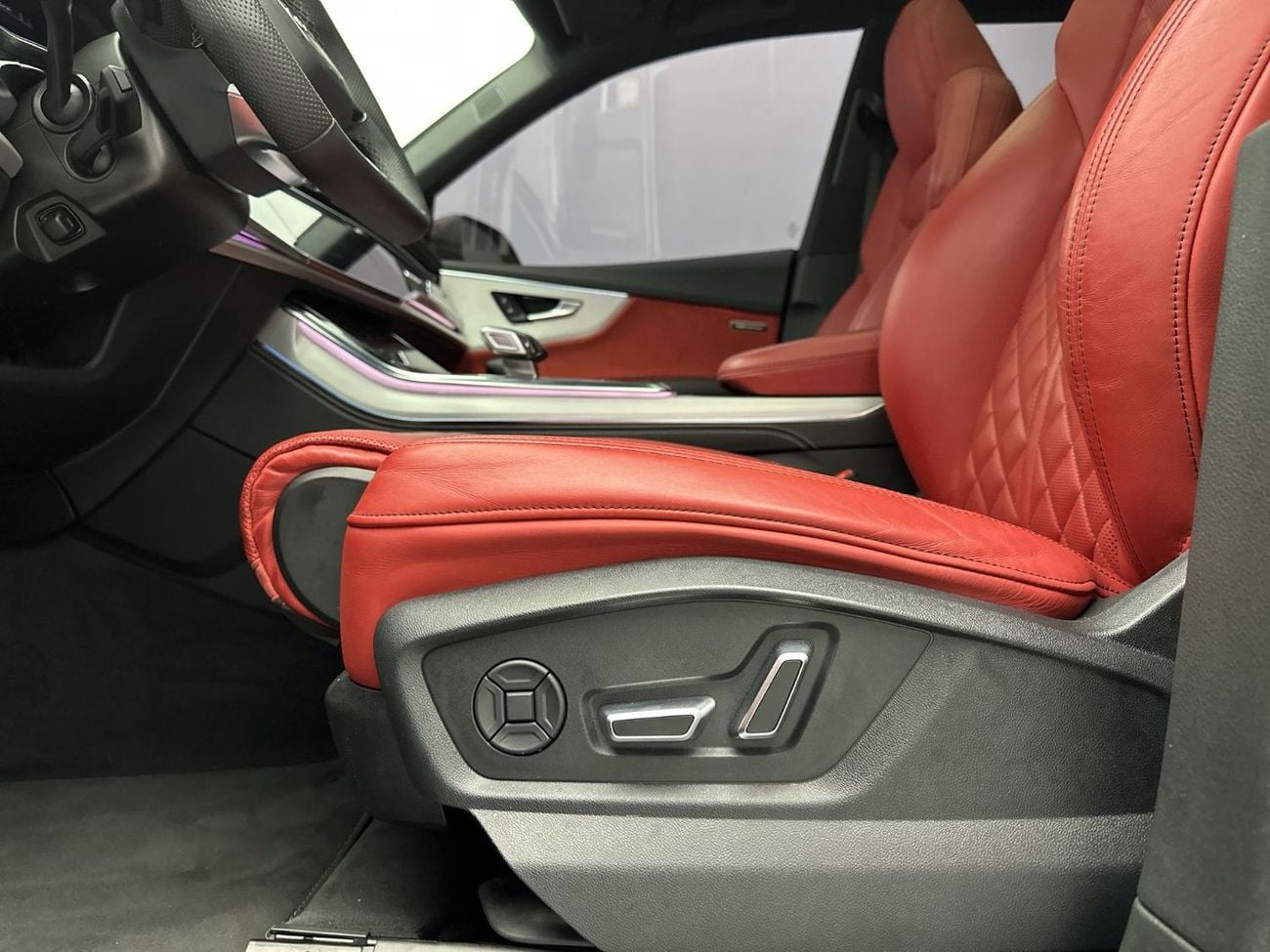 أودي Q8 55 TFSI quattro (340 HP) Crimson Red Edition (Ref# 053982)