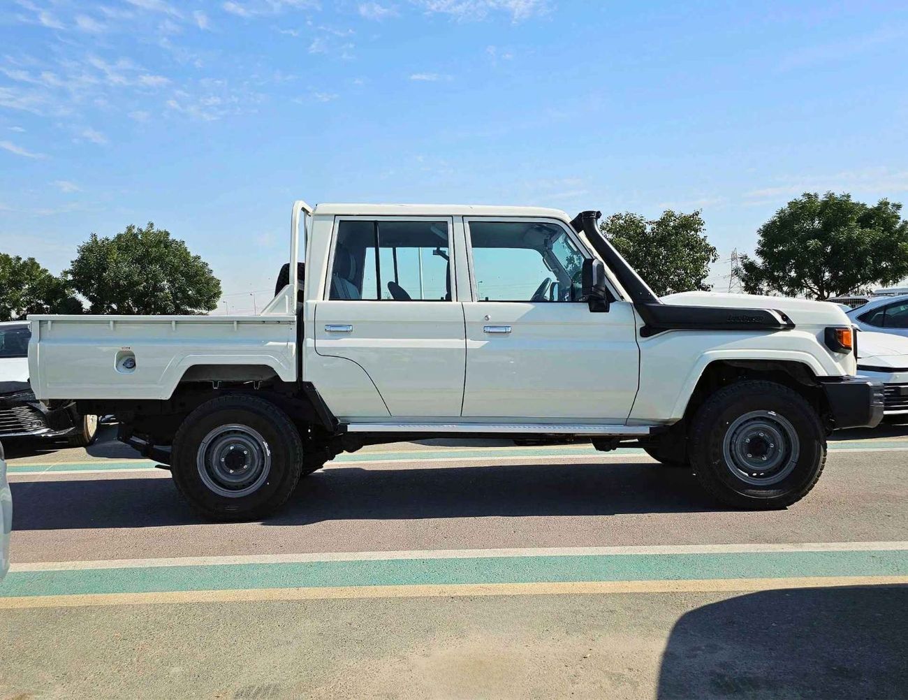 تويوتا لاند كروزر بيك آب LC79 / DOUBLE CABIN / 4.2L V6 DIESEL M/T / LEATHER SEATS / SNORKEL / MID OPTION / 4WD (CODE # 69033)