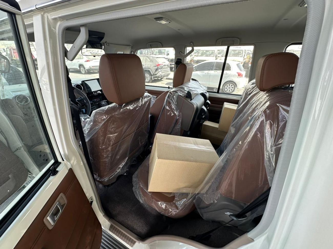 Toyota Land Cruiser 70 LX 2.8L  2025  LC76-Z 2.8 DSL  White/tan