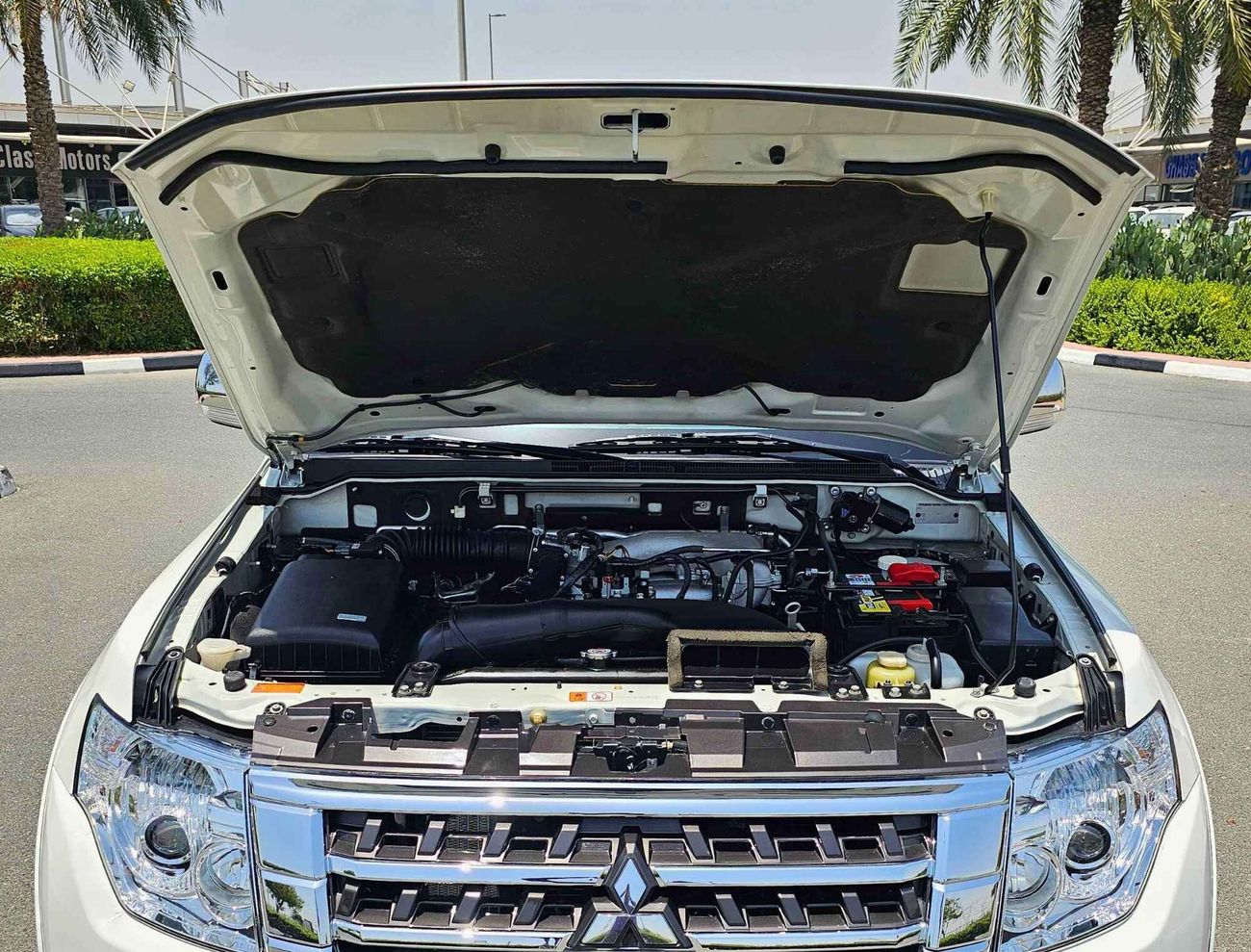 ميتسوبيشي باجيرو GLS 3.5/ 4WD/ LEATHER/ DVD CAMERA/  LOW MILEAGE/ 861 MONTHLY/ LOT#14455