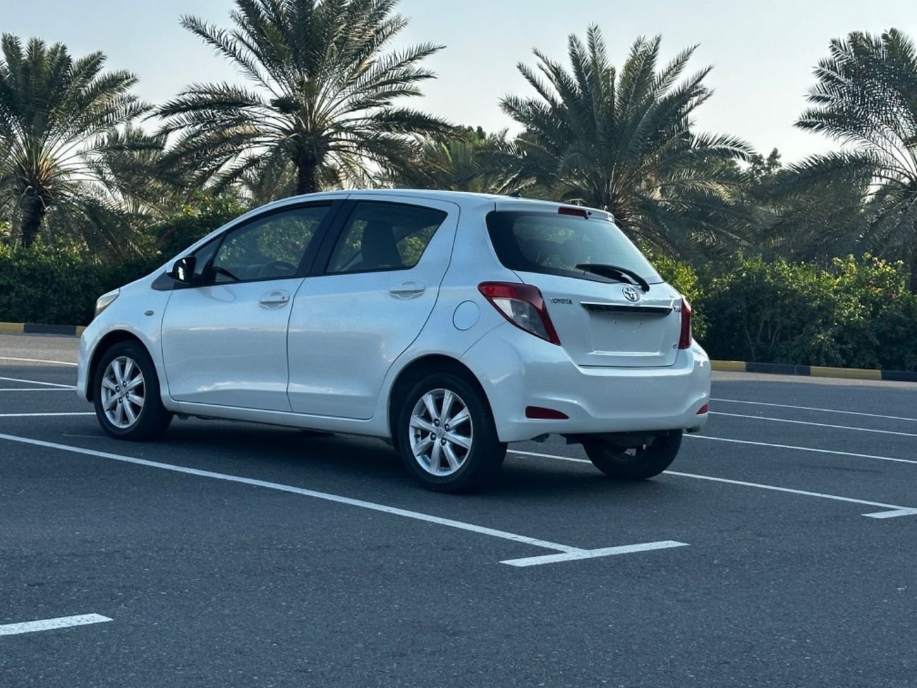 تويوتا يارس موديل 2014 خليجي حاله ممتازه جداا من الداخل والخارج