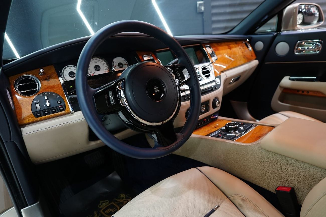 رولز رويس واريث STANDARD Two-Tone, Starlight Headliner, GCC Specs!!