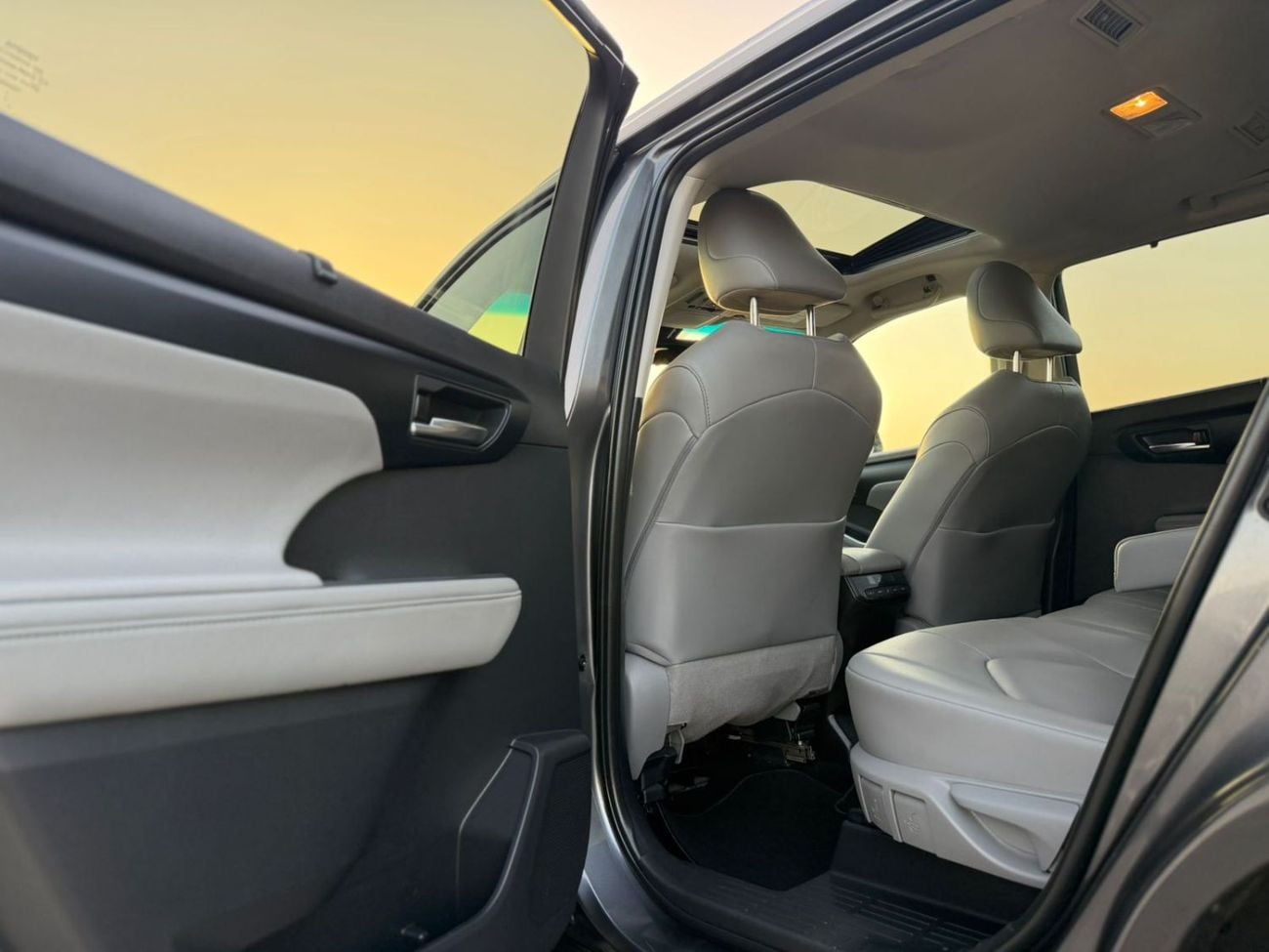 Toyota Highlander 2020 Toyota Highlander XLE Full Option 3.5L V6  - SunRoof - Full Radar System - 7 Seater -Push Start