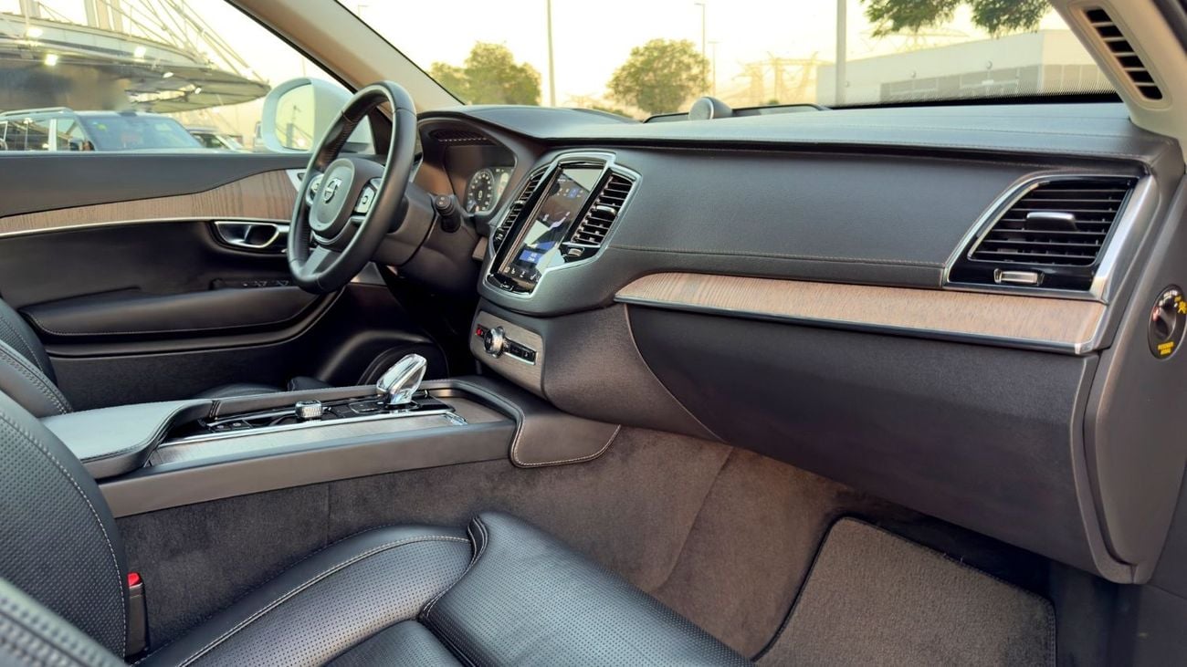 فولفو XC 90 MOMENTUM