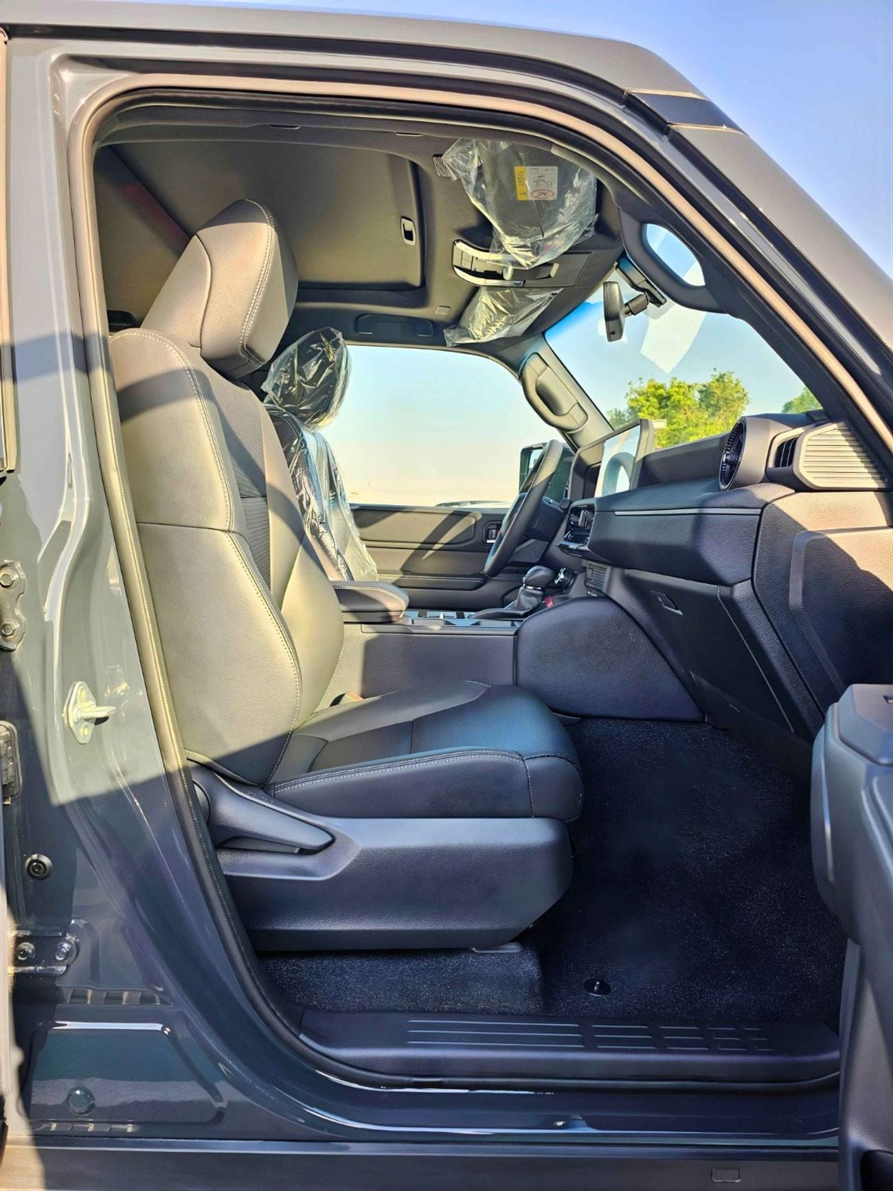 تويوتا برادو ALL ROUNDER / 2.4L PETROL V4 / SUNROOF / DRIVER POWER SEAT / COOL BOX / MID OPTION (CODE # R2)