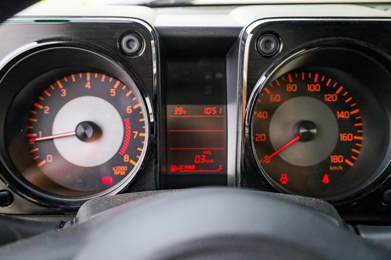 سوزوكي جيمني للبيع في دبي الإمارات: سوزوكي جمني GL بابين 2026 جديدة بالكامل. عداد صفر، قير عادي، بنزين، دفع رباعي