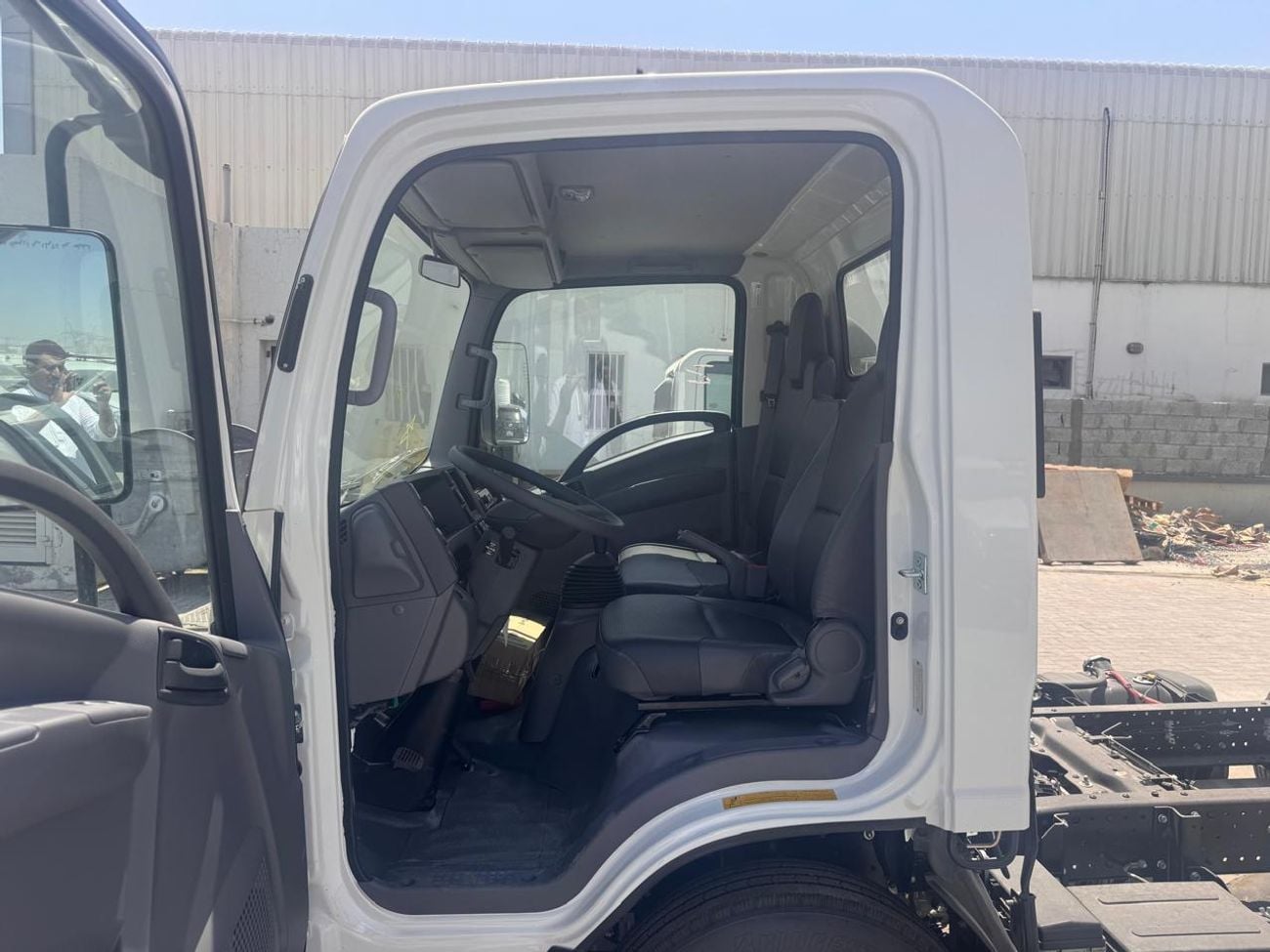 إيسوزو فوروارد Isuzu / N-Series NMR85 E22 Cab Chassis Truck 4x2 Short Wheel Base