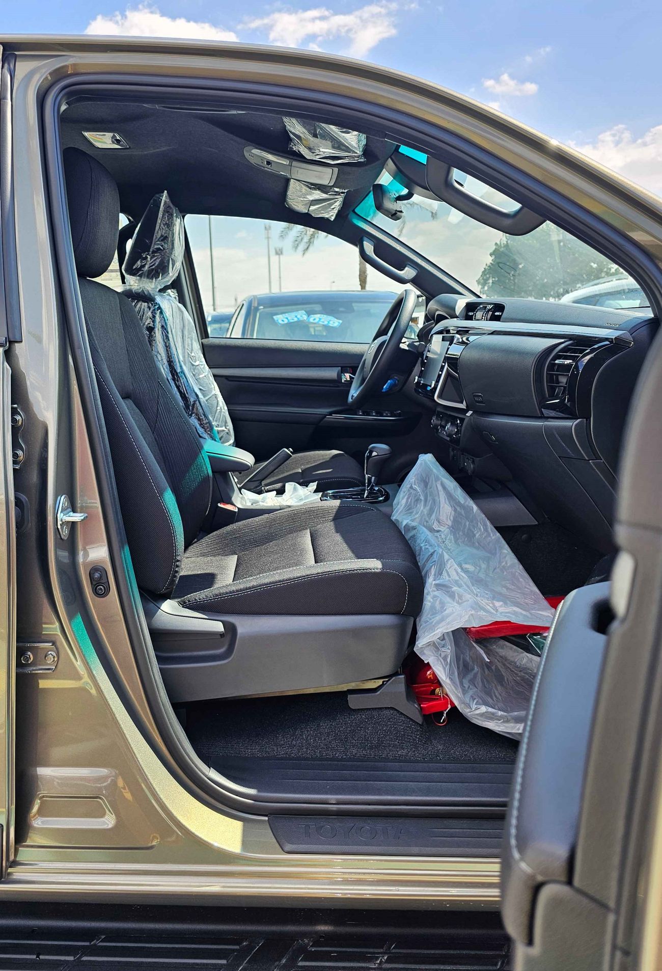 Toyota Hilux ADVENTURE, 2.8L DIESEL, A/T, "4" CAMERAS / ROLL BAR WITH RADAR / 4WD (CODE # HDAD28AF)