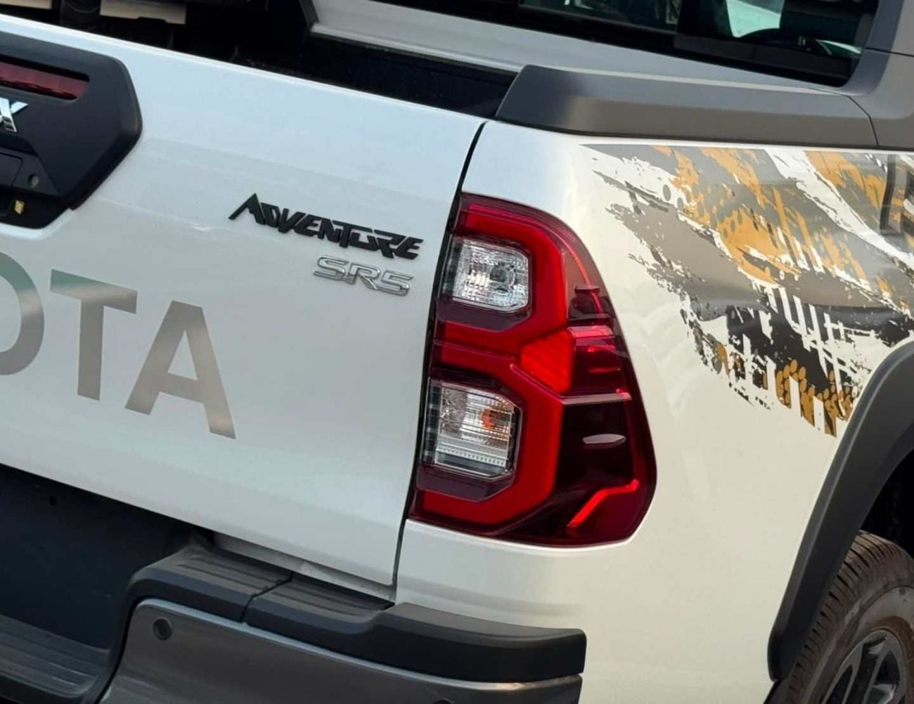 Toyota Hilux ADVENTURE SR5 ADVENTURE || DOUBLE CABIN || 2.8L V4 DIESEL / RADAR / 360*CAMERA / AIR COMPRESSOR / FULL OPTION