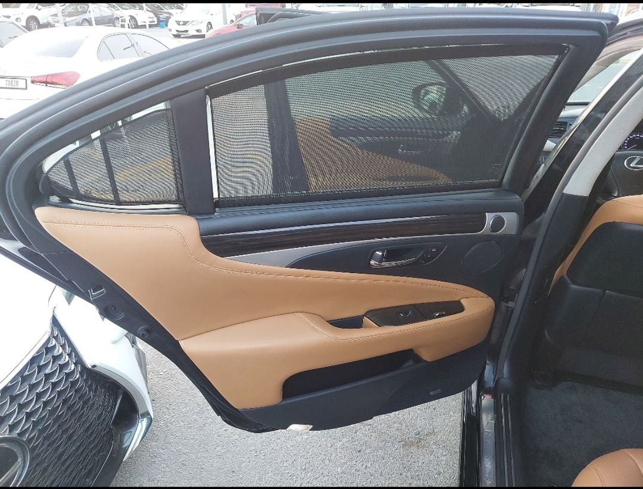 Lexus LS460 Premier SWB 4.6L (375 HP)