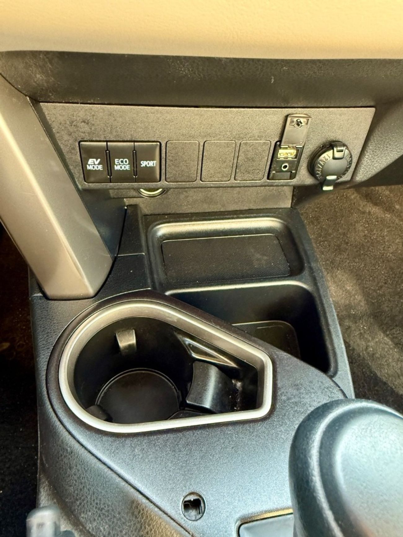 تويوتا راف ٤ LE 2.5L (219 HP) 2.5L (219 HP)