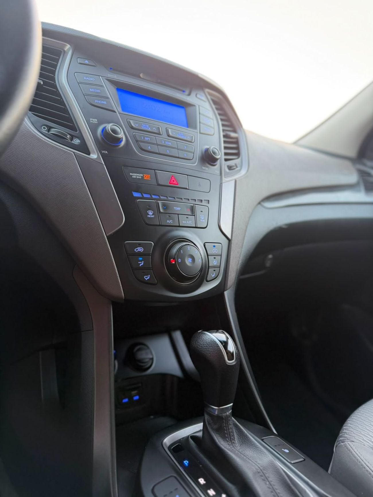 Hyundai Santa Fe 2016 Hyundai Santa Fe 2.4L V4 GDi Engine Sports - Canadian Specs Clean Car - Eco Drive Mode -
