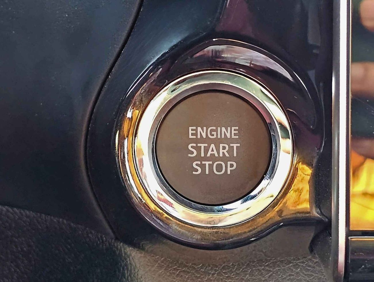 Toyota Hilux SR5 / WIDE BODY /  2.7L V4 PETROL / PUSH START / 4WD / FULL OPTION (CODE # 68074)