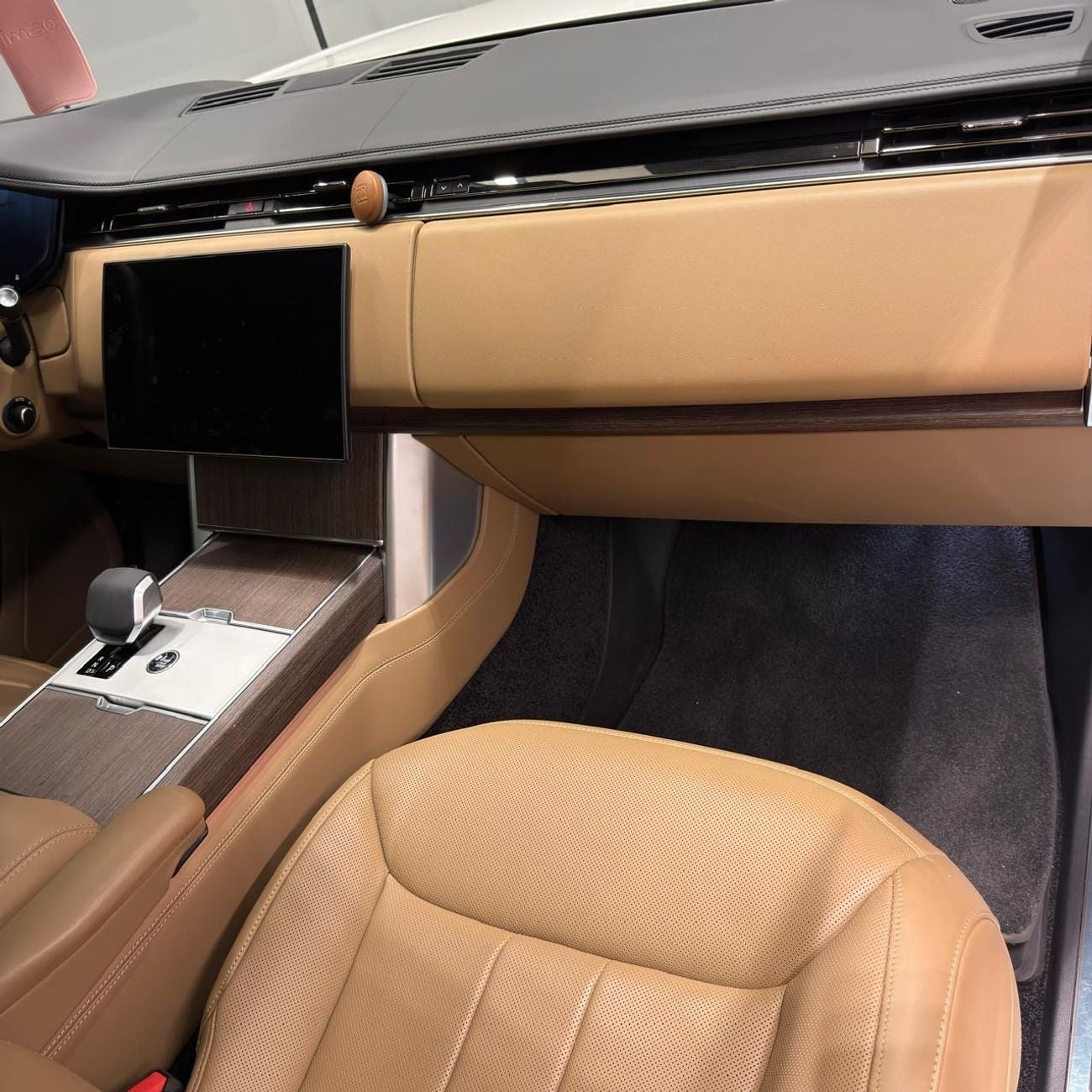 Land Rover Range Rover HSE P400 GCC warranty and service contract until 2030