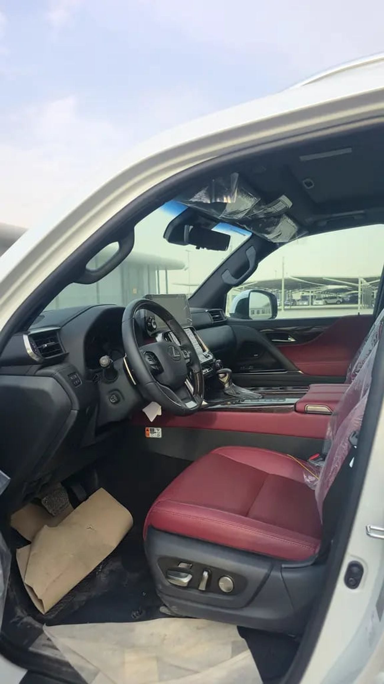 Lexus LX600 SIGNATURE omani spec with park and soft door | GCC Specs | Brand