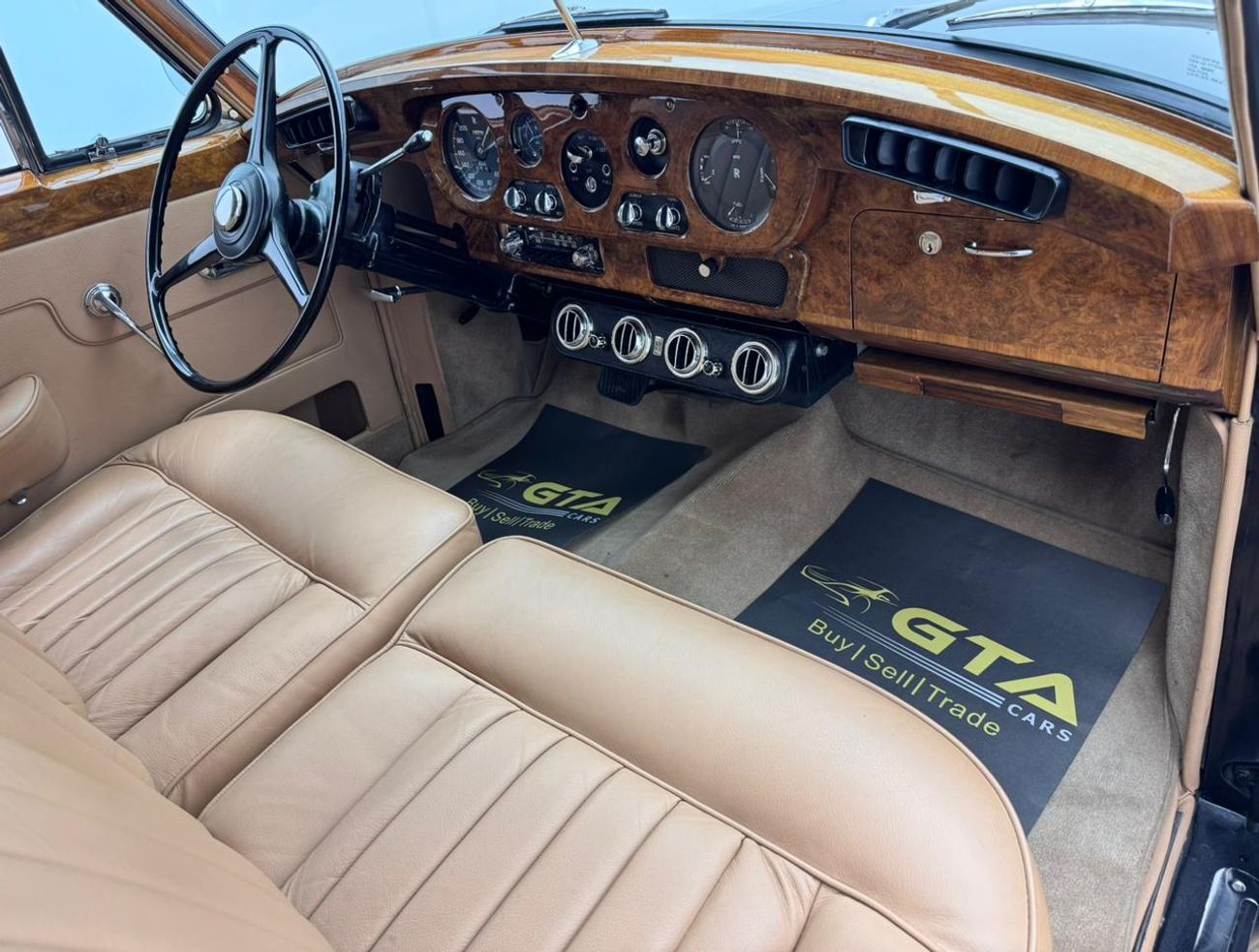 رولز رويس سلفر كلاود 1965 Rolls-Royce Silver Cloud II, Immaculate Classic with Extremely Low Mileage,