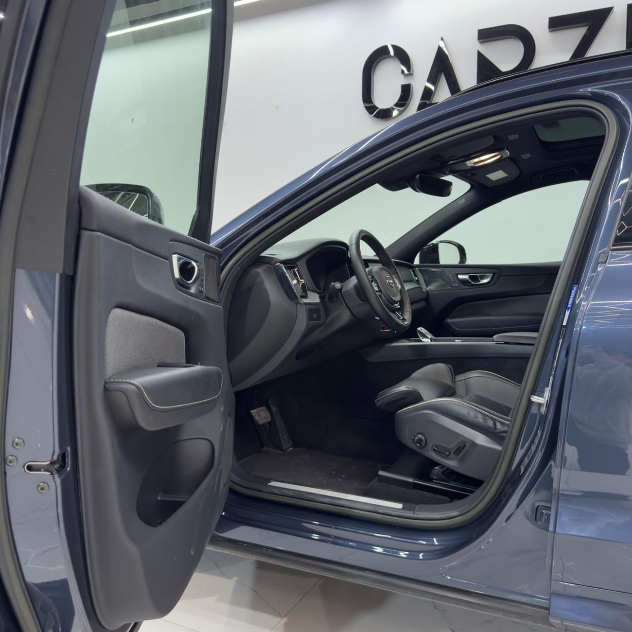 Volvo XC60 B5 2.0T Powertrain AED 2,644 / Monthly l 0% Downpayment l Ultimate Dark l Agency Warranty until 2028