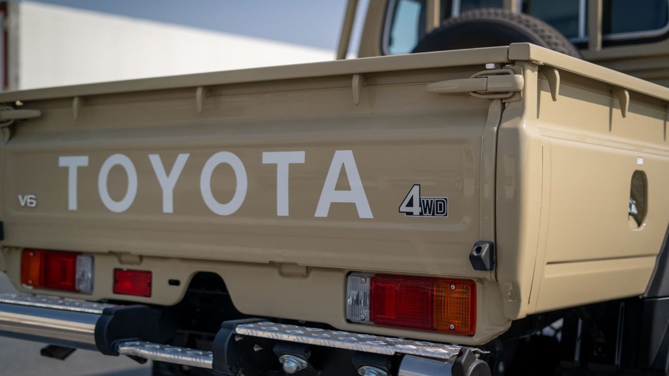 Toyota Land Cruiser Pick Up Toyota Land Cruiser pick-up 79 double cabin 4.0 LTR V6 Petrol Mid Option Automatic 2025 Model