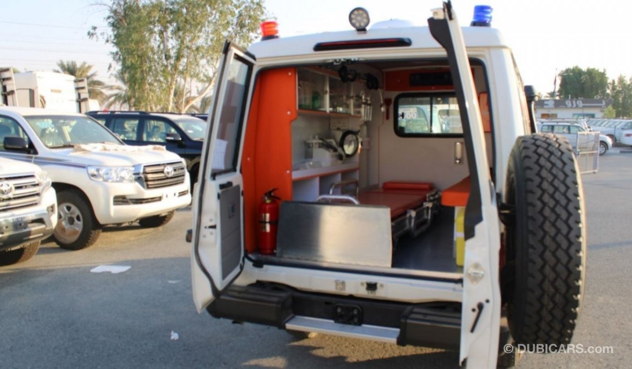 تويوتا لاند كروزر هارد توب AMBULANCE ، LC78 ، هارد توب ، 4 × 4 ، ناقل حركة يدوي ، ديزل ، محرك اليد اليسرى