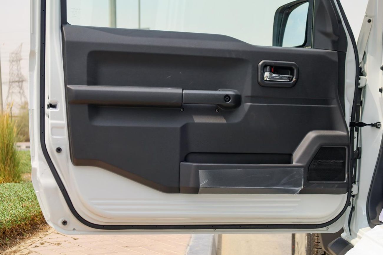 سوزوكي جيمني للبيع في دبي الإمارات: سوزوكي جمني GL بابين 2026 جديدة بالكامل. عداد صفر، قير عادي، بنزين، دفع رباعي