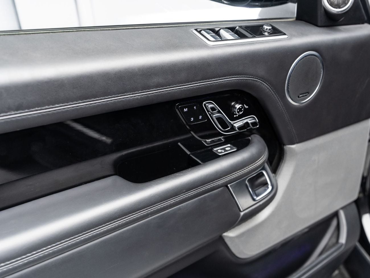 Land Rover Range Rover VOGUE SE BUY NOW, PAY 2027 | THE BLACKLINE STANDARD | 12 Month Blackline Warranty, GCC